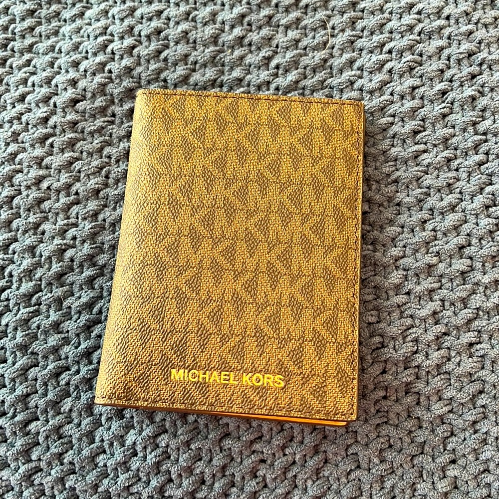 Michael Kors card holder in great condition